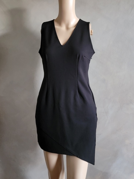 Romeo & Juliet Couture Dresses & Skirts - Romeo & Juliet Couture Black Sleeveless V-Neck Mini Dress M